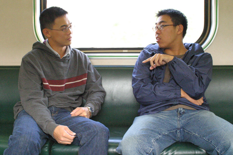 台灣鐵路旅遊攝影電車-區間車交談的旅客2004攝影照片79