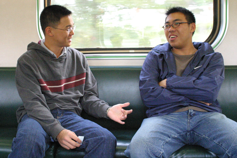 台灣鐵路旅遊攝影電車-區間車交談的旅客2004攝影照片81