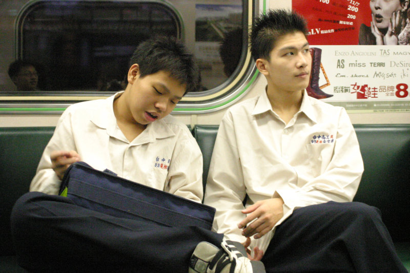 台灣鐵路旅遊攝影電車-區間車交談的旅客2004攝影照片85