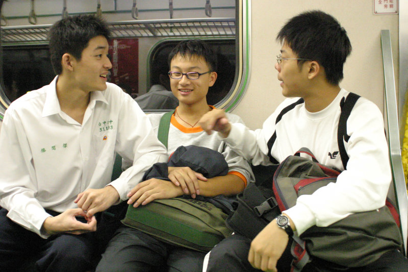 台灣鐵路旅遊攝影電車-區間車交談的旅客2004攝影照片90