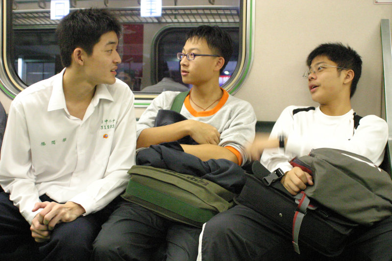 台灣鐵路旅遊攝影電車-區間車交談的旅客2004攝影照片92