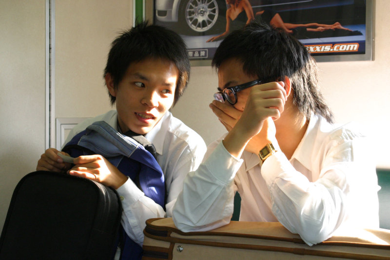 台灣鐵路旅遊攝影電車-區間車交談的旅客2004攝影照片94