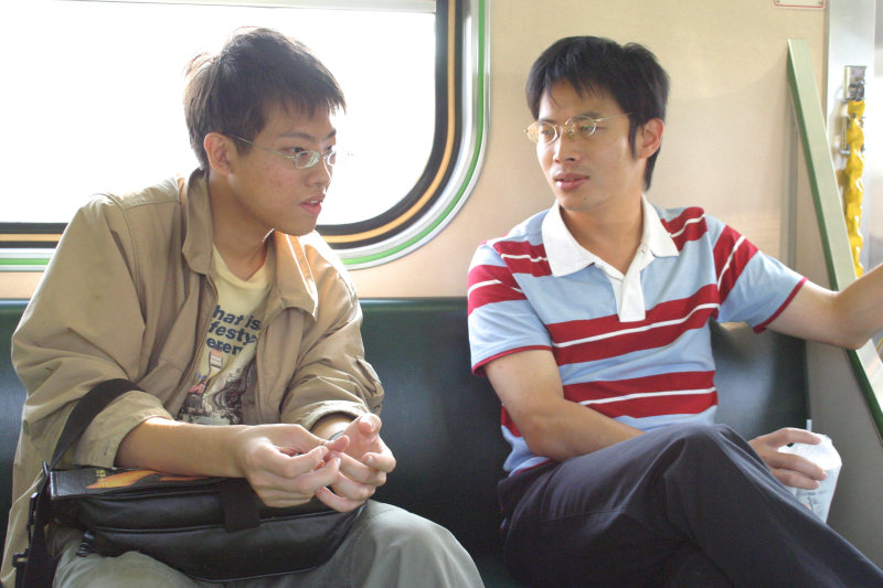台灣鐵路旅遊攝影電車-區間車交談的旅客2004攝影照片96