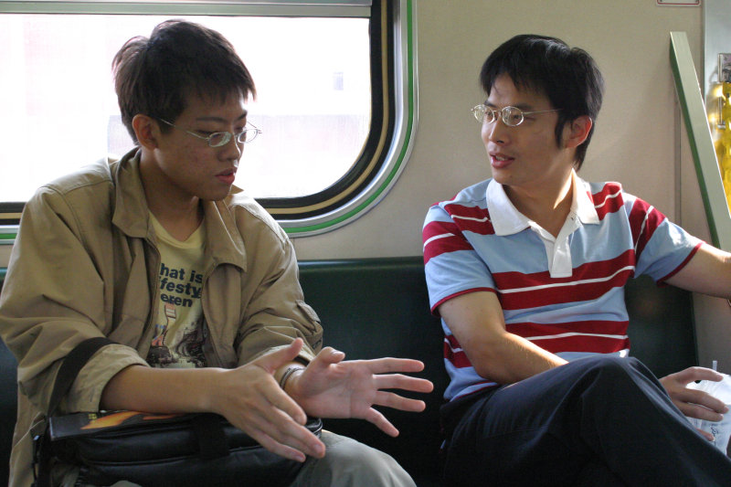 台灣鐵路旅遊攝影電車-區間車交談的旅客2004攝影照片98