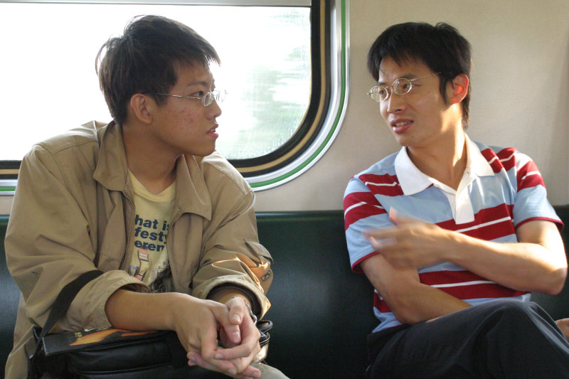 台灣鐵路旅遊攝影電車-區間車交談的旅客2004攝影照片102