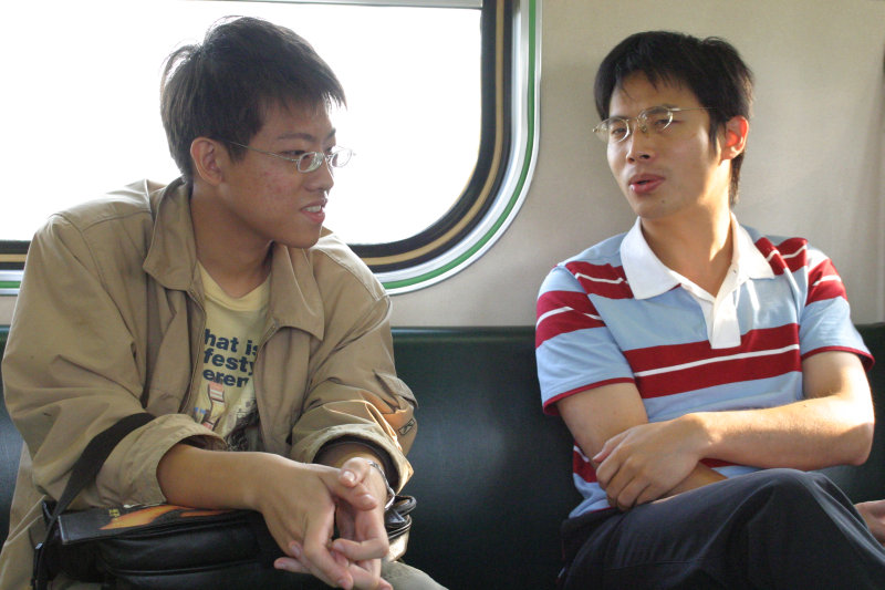 台灣鐵路旅遊攝影電車-區間車交談的旅客2004攝影照片103
