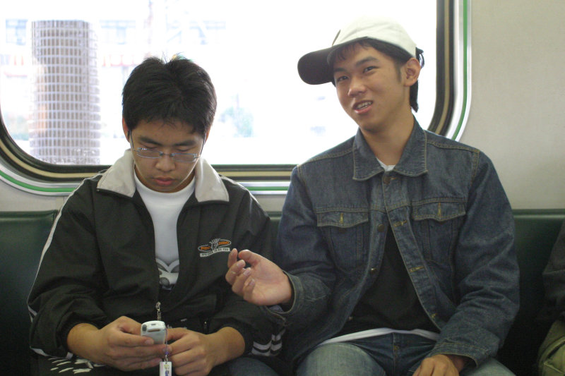 台灣鐵路旅遊攝影電車-區間車交談的旅客2004攝影照片111