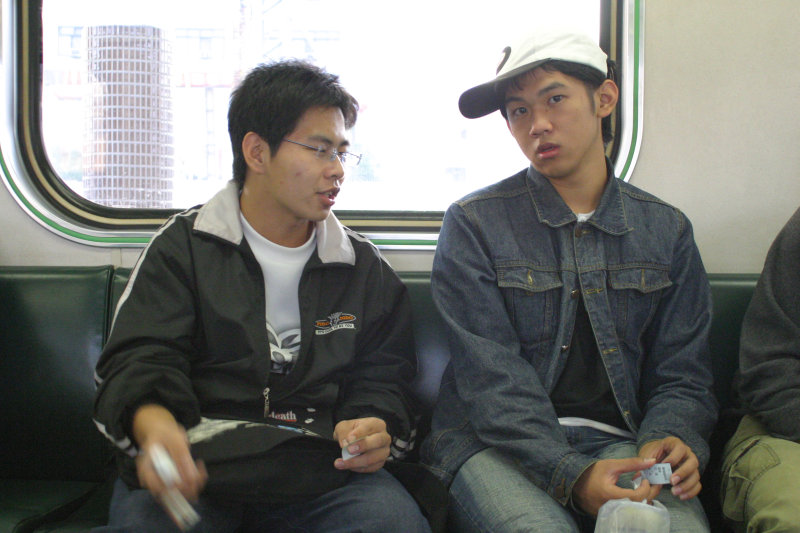 台灣鐵路旅遊攝影電車-區間車交談的旅客2004攝影照片113