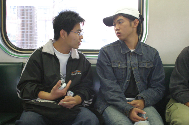 台灣鐵路旅遊攝影電車-區間車交談的旅客2004攝影照片115