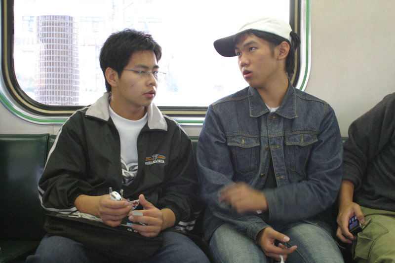 台灣鐵路旅遊攝影電車-區間車交談的旅客2004攝影照片116