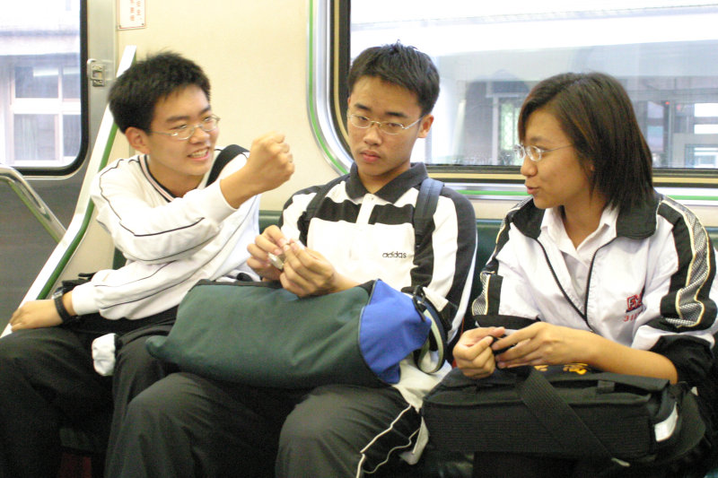 台灣鐵路旅遊攝影電車-區間車交談的旅客2004攝影照片120