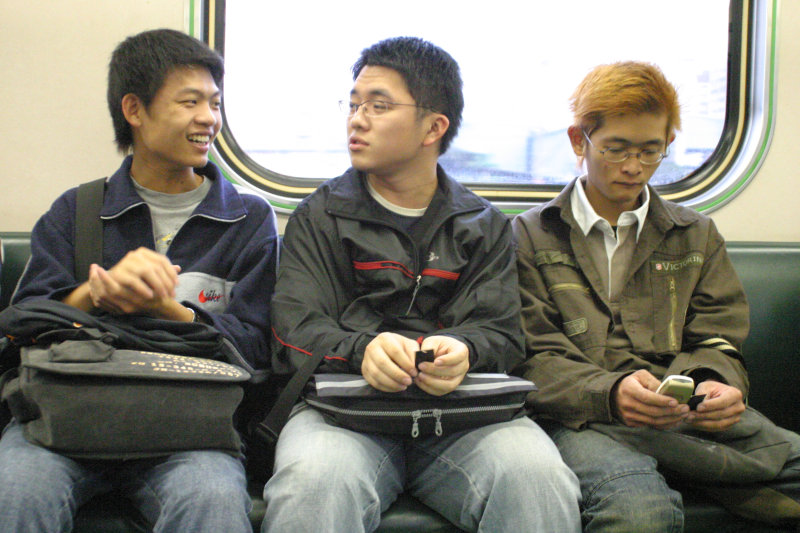 台灣鐵路旅遊攝影電車-區間車交談的旅客2004攝影照片122