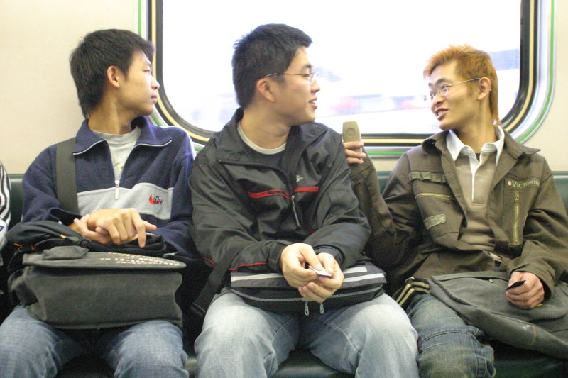 台灣鐵路旅遊攝影電車-區間車交談的旅客2004攝影照片124