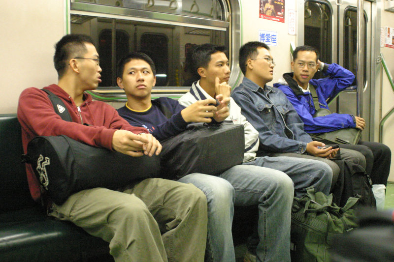 台灣鐵路旅遊攝影電車-區間車交談的旅客2004攝影照片127