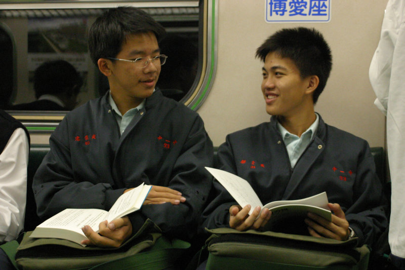 台灣鐵路旅遊攝影電車-區間車交談的旅客2004攝影照片129