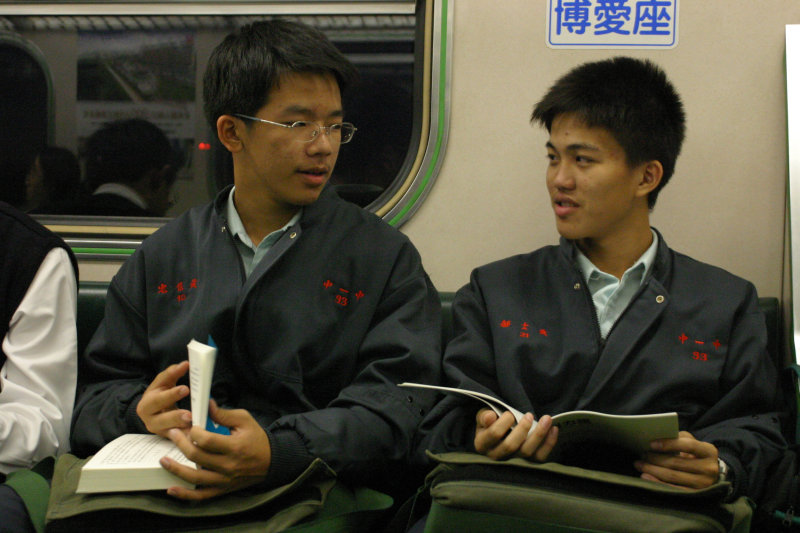 台灣鐵路旅遊攝影電車-區間車交談的旅客2004攝影照片131