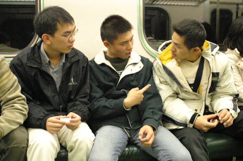 台灣鐵路旅遊攝影電車-區間車交談的旅客2004攝影照片144