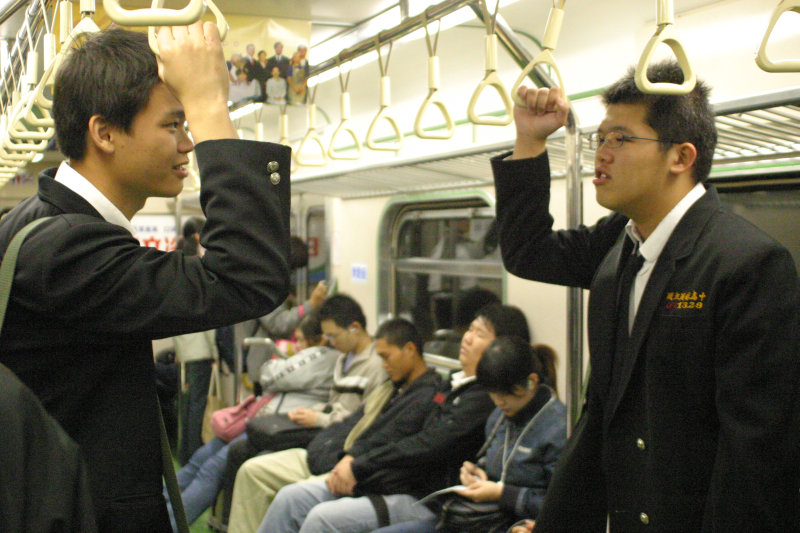 台灣鐵路旅遊攝影電車-區間車交談的旅客2004攝影照片183