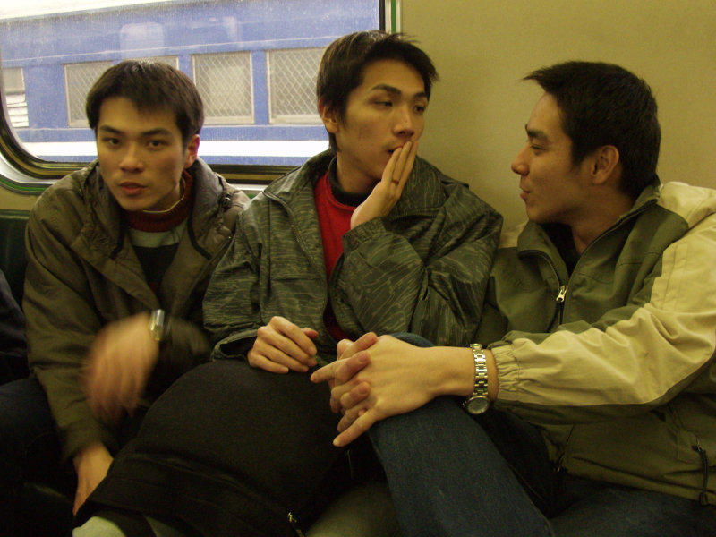 台灣鐵路旅遊攝影電車-區間車交談的旅客2004攝影照片196