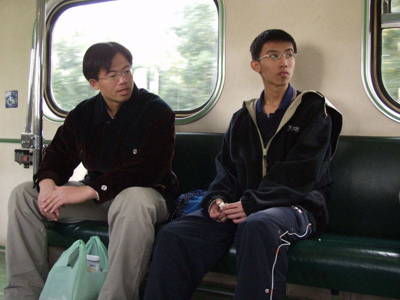 台灣鐵路旅遊攝影電車-區間車交談的旅客2004攝影照片202
