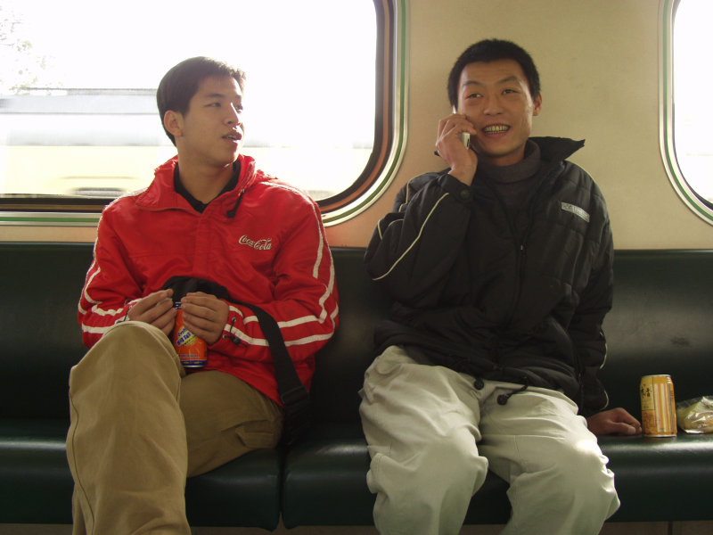 台灣鐵路旅遊攝影電車-區間車交談的旅客2004攝影照片207
