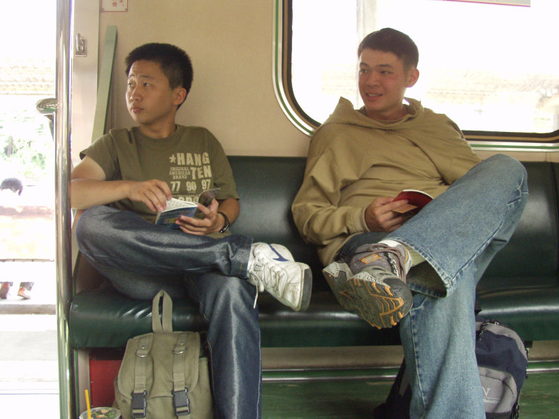 台灣鐵路旅遊攝影電車-區間車交談的旅客2004攝影照片227