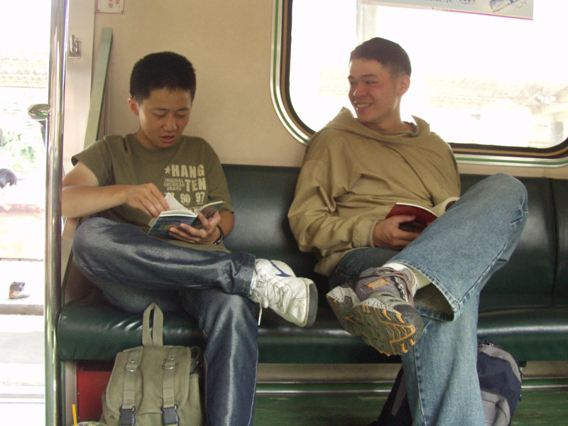 台灣鐵路旅遊攝影電車-區間車交談的旅客2004攝影照片228