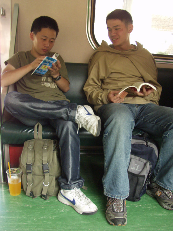 台灣鐵路旅遊攝影電車-區間車交談的旅客2004攝影照片230