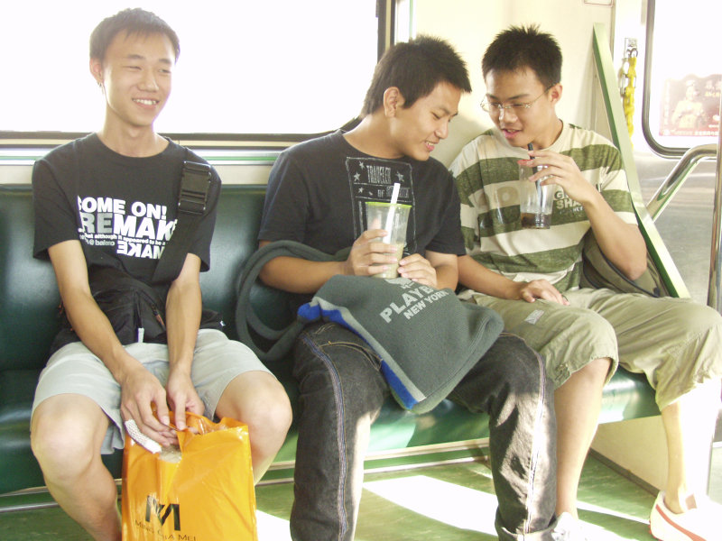 台灣鐵路旅遊攝影電車-區間車交談的旅客2004攝影照片238