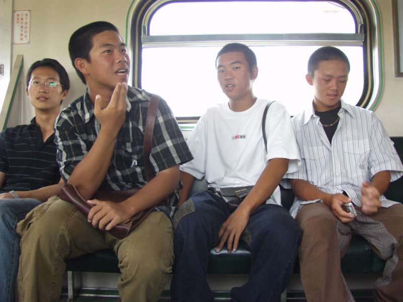 台灣鐵路旅遊攝影電車-區間車交談的旅客2004攝影照片241
