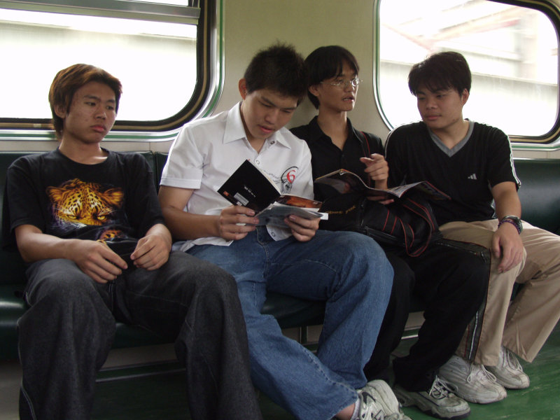 台灣鐵路旅遊攝影電車-區間車交談的旅客2004攝影照片259
