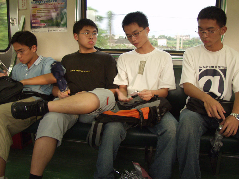 台灣鐵路旅遊攝影電車-區間車交談的旅客2004攝影照片265