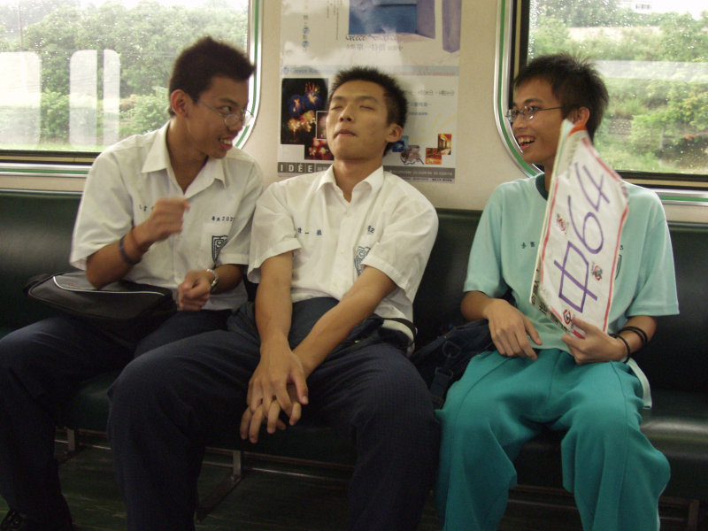 台灣鐵路旅遊攝影電車-區間車交談的旅客2004攝影照片272