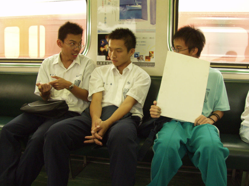 台灣鐵路旅遊攝影電車-區間車交談的旅客2004攝影照片273