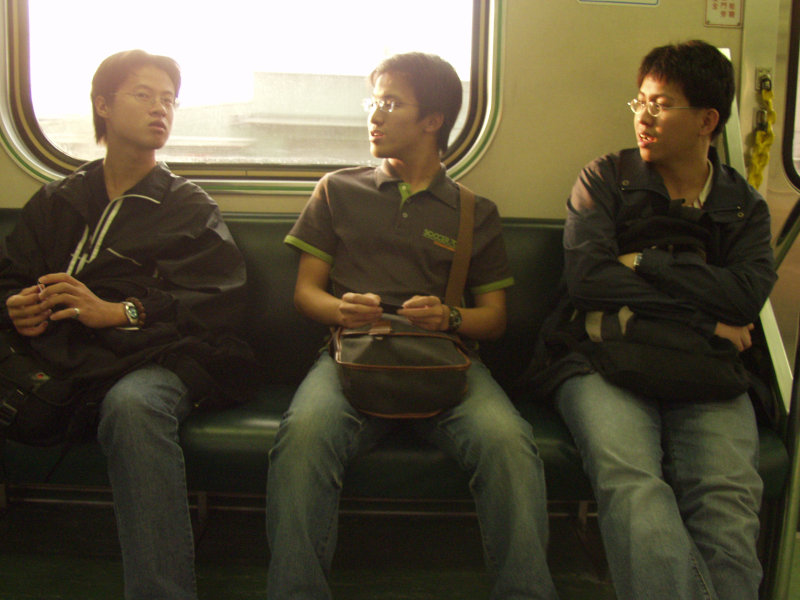 台灣鐵路旅遊攝影電車-區間車交談的旅客2004攝影照片278