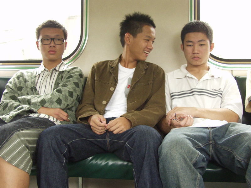 台灣鐵路旅遊攝影電車-區間車交談的旅客2004攝影照片286