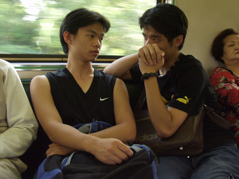 台灣鐵路旅遊攝影電車-區間車交談的旅客2004攝影照片302