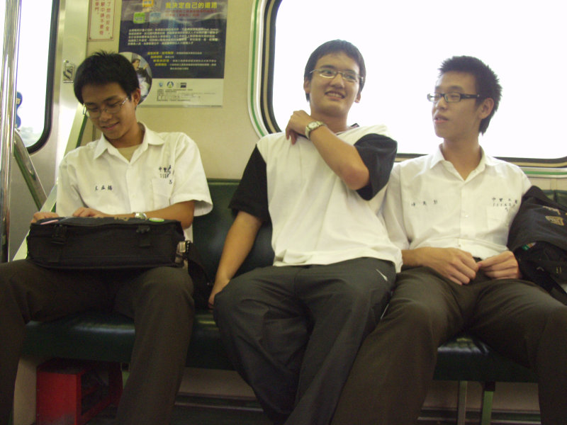 台灣鐵路旅遊攝影電車-區間車交談的旅客2004攝影照片310