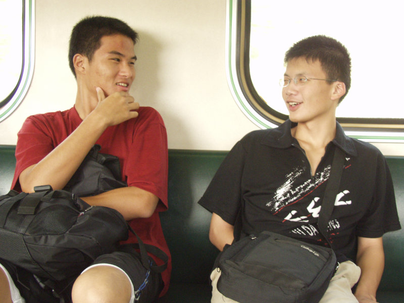台灣鐵路旅遊攝影電車-區間車交談的旅客2004攝影照片320