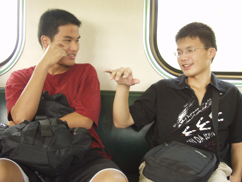 台灣鐵路旅遊攝影電車-區間車交談的旅客2004攝影照片323