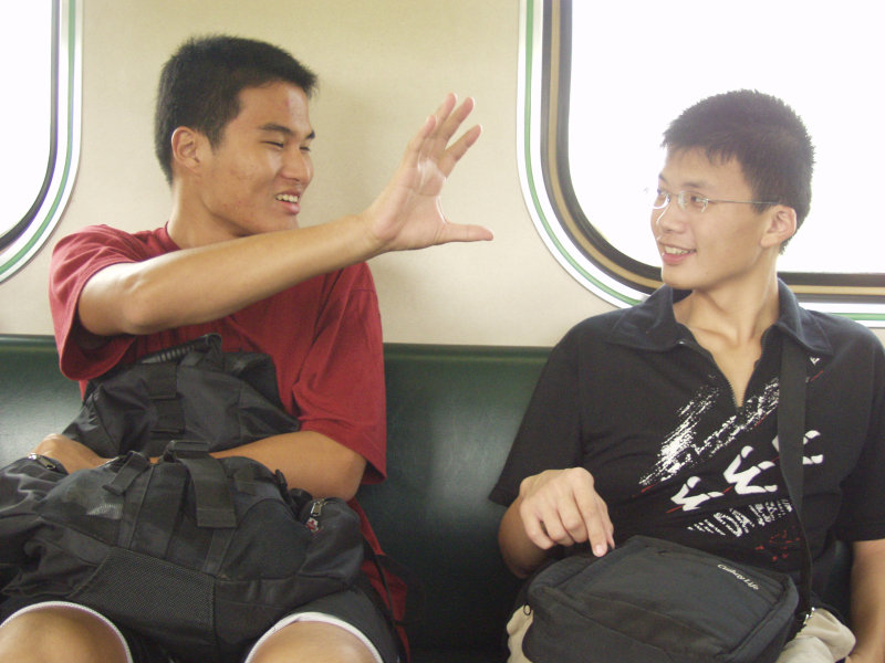台灣鐵路旅遊攝影電車-區間車交談的旅客2004攝影照片325