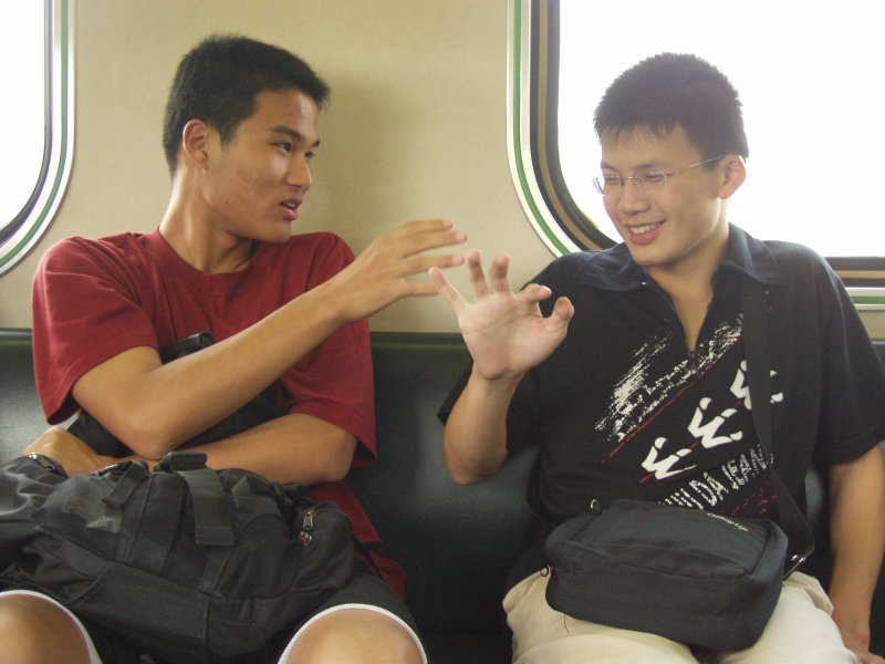 台灣鐵路旅遊攝影電車-區間車交談的旅客2004攝影照片327