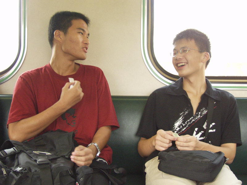 台灣鐵路旅遊攝影電車-區間車交談的旅客2004攝影照片332
