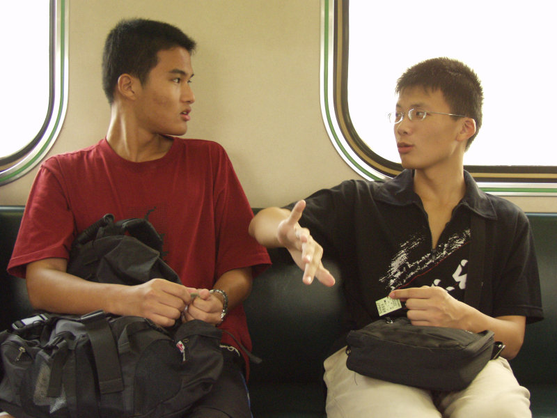 台灣鐵路旅遊攝影電車-區間車交談的旅客2004攝影照片335