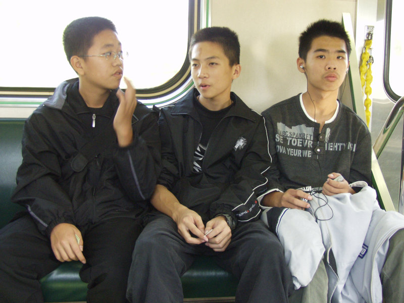 台灣鐵路旅遊攝影電車-區間車交談的旅客2004攝影照片351