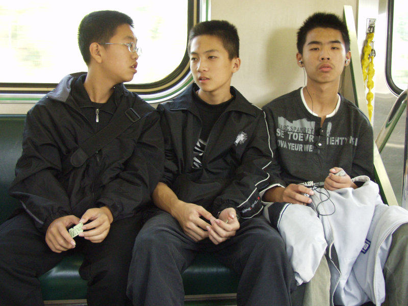 台灣鐵路旅遊攝影電車-區間車交談的旅客2004攝影照片352