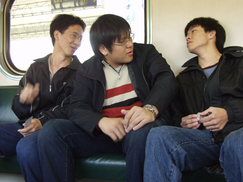 台灣鐵路旅遊攝影電車-區間車交談的旅客2004攝影照片359