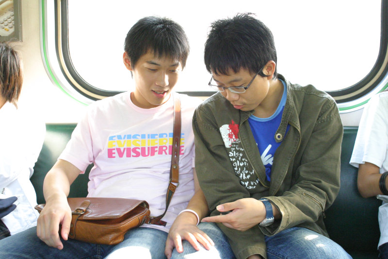 台灣鐵路旅遊攝影電車-區間車交談的旅客2005攝影照片34