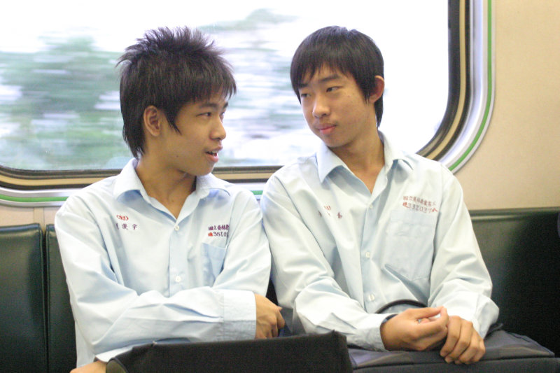 台灣鐵路旅遊攝影電車-區間車交談的旅客2005攝影照片48