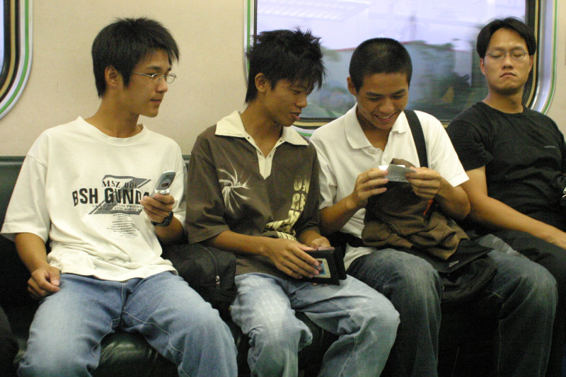 台灣鐵路旅遊攝影電車-區間車交談的旅客2005攝影照片49
